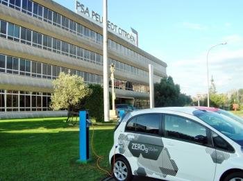 Punto de recarga que la empresa instaló en la planta viguesa de PSA Peugeot-Citroën