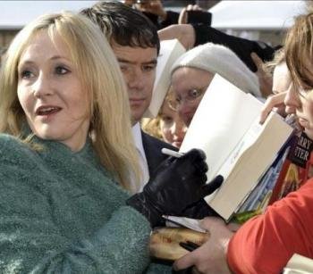 La escritora J.K. Rowling firma autógrafos en un acto celebrado en 2010 en Ondense (Dinamarca). Foto: EFE/Archivo
