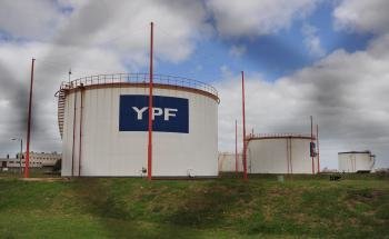 Fotografía de tanques de YPF Repsol tomadas hoy (Foto: EFE)
