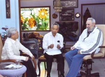 Fidel Castro (d) en una reunión con el Secretario General del Comité Central del Partido Comunista de Vietnam, Nguyen Phu Trong (i). EFE/Granma