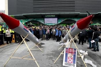 Activistas surcoreanos protestan contra el lanzamiento de un cohete de largo alcance realizado por Corea del Norte (Foto: EFE)
