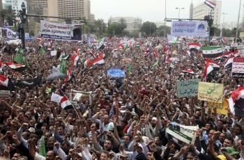 Miles de personas participan en una manifestación contra candidatos presidenciales ligados al régimen del expresidente Hosni Mubarak.