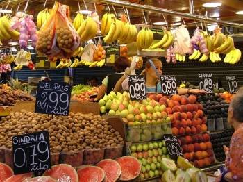 Una mujer compra fruta en un mercado. (Foto: ARCHIVO)