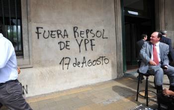 Una de las pintadas que aparecieron ayer en edificios de las calles de Buenos Aires. (Foto: ENRIQUE GARCIA)