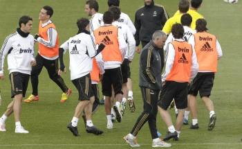 Los jugadores del Real Madrid, ayer durante el entrenamiento en Valdebebas. (Foto: S. BARRENECHEA)