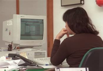Una mujer atiende a la pantalla de su ordenador durante una jornada de trabajo desde su domicuilio 