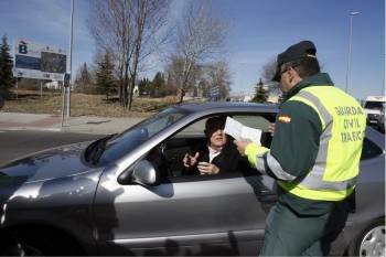 Un guardia civil multa a un conductor. (Foto: J.M. ESPINOSA)