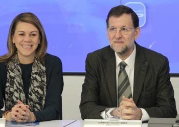 El presidente del Gobierno Mariano Rajoy, con la secretaria general del PP, Dolores de Cospedal. (Foto: SERGIO BARRENECHEA)