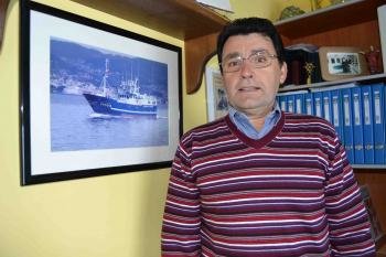 El armador guardés Generoso Cadilla, junto a la fotografía de su barco Generoso Tercero, que el pasado viernes protagonizaba el peligroso rescate.