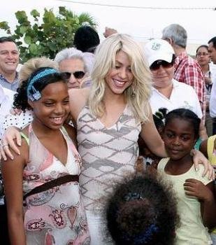 La cantante Shakira junto a un grupo de niños colombianos. Foto: EFE/ARCHIVO