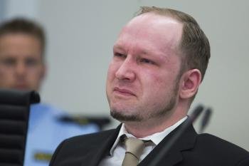 El ultraderechista Anders Behring Breivik, autor confeso de los atentados del 22 de julio de 2011 en los que murieron 77 personas en Noruega, llora al mirar el video que colgó en la Web el mismo día de los hechos. EFE