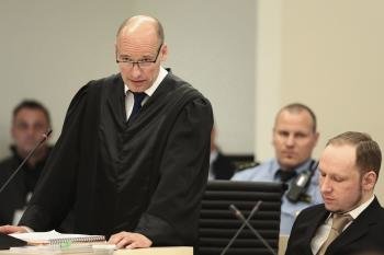 El abogado defensor Geir Lippestad (i) se dirige al juez en presencia de su cliente Anders Behring Breivik (Foto: EFE)