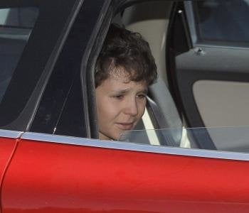 El hijo de la infanta Elena, Felipe Juan Froilán, abandona el hospital Quirón de Madrid acompañado de su madre.
