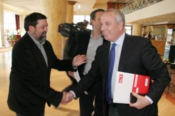 Caamaño y Vázquez se saludan antes del comienzo de la reunión de la cúpula del PSdeG. (Foto: VICENTE PERNÍA)
