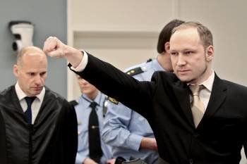 El ultraderechista Anders Behring Breivik, puño en alto al comienzo de la primera sesión del juicio.  (Foto: HAKON M. LARSEN)