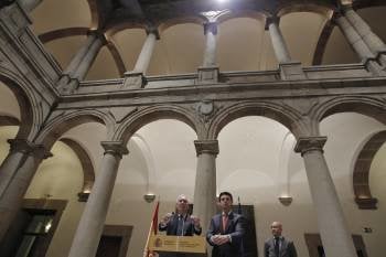 Margallo y Soria, durante la lectura de la declaración del Ejecutivo español. (Foto: JUANJO MARTÍN)