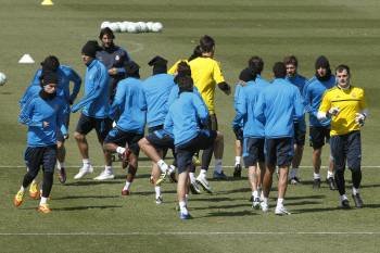 Los jugadores del Real Madrid, ayer durante el entrenamiento en la Ciudad deportiva de Valdebebas. (Foto: KOTE RODRIGO)