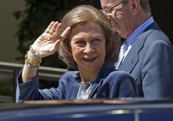 La reina Sofía, a su llegada ayer al Hospital San José de Madrid para visitar al rey. (Foto: CHEMA MOYA)