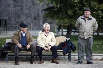 Dos hombres mayores, sentados en el banco de un parque. (Foto: ARCHIVO)