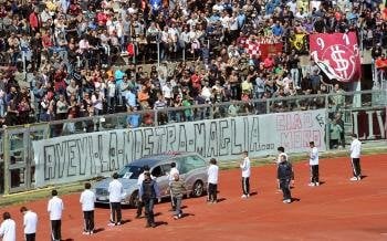  Los aficionados del Livorno riden su último homenaje al jugador fallecido Piermario Morosini  (Foto: EFE)