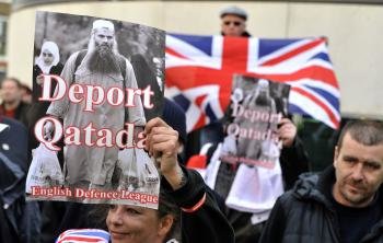 Miembros del grupo de ultraderecha británico English Defense League (EDL) se manifiestan contra la decisión del tribunal europeo de Derechos Humanos de permitir al ciudadano jordano, Abu Qatada, permanecer en el Reino Unido.