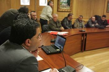 Antonio Pérez -a la izquierda- explica algunos aspectos de la propuesta a los trabajadores. (Foto: MARCOS ATRIO)