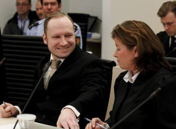 El ultraderechista Anders Behring Breivik junto a su abogada Vibeke Hein Baera. (Foto: HEIKO JUNGE)