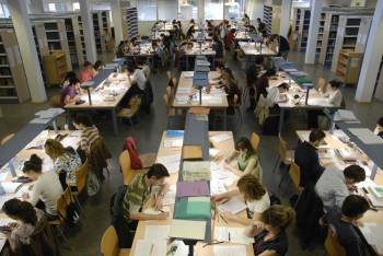 Numerosos universitarios, durante una jornada de estudio en una biblioteca. (Foto: ARCHIVO)