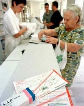 Una mujer jubilada adquiere medicamentos en una farmacia. Foto: EFE/ARCHIVO