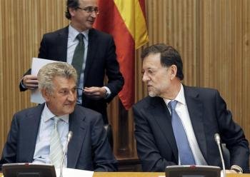 El presidente de la Cámara Baja, Jesús Posada conversa con el  presidente del Gobierno, Mariano Rajoy. Foto: EFE/J.J.Guillen