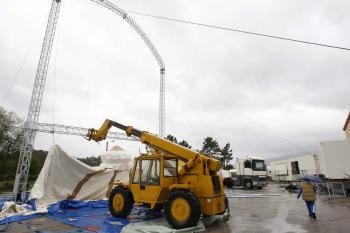 Una grúa trabaja hoy sobre la estructura de la carpa de un circo en Arcade (Pontevedra),