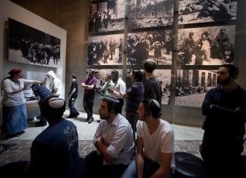  Jóvenes judíos observan imágenes de los campos de concentración durante una visita al Museo Yad Vashem del Holocausto, en Jerusalén, Israel.