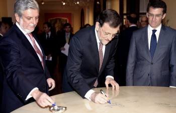 Núñez Feijóo, con Mariano Rajoy y el embajador de España en México. (Foto: ALEX CRUZ)