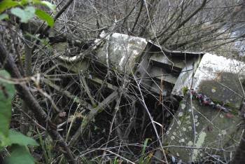 Los restos del autobús siniestrado continúan en el mismo lugar al que fueron arrojados, hace 35 años. (Foto: LUIS BLANCO)