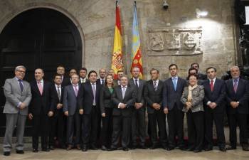 El presidente de la Generalitat Valenciana, Alberto Fabra , con los representantes de las Diputaciones. (Foto: J. C. CÁRDENAS)