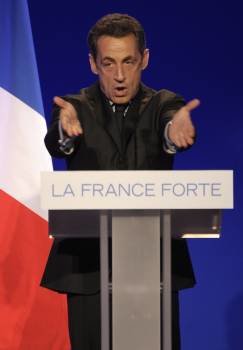El presidente Sarkozy, durante un acto de campaña ayer en la localidad de Arras. (Foto: CHRISTOPHE KARABA)