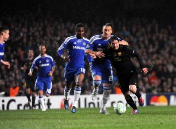  El jugador del Barcelona Lionel Messi disputa el balón con el defensa del Chelsea John Terry. (Foto: ANDY RAIN)
