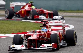 El piloto español Fernando Alonso perseguido por su compañero de equipo Felipe Massa (Foto: EFE)