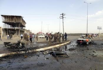 La policía trabaja en el lugar de una explosión en Kirkuk. 