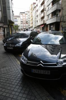 Coches oficiales de la Xunta aparcados en una calle de Ourense. (Foto: MIGUEL ÁNGEL)
