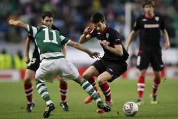 Susaeta disputa la pelota con el español del Sporting de Lisboa Diego Capel. (Foto: MIGUEL LOPES)