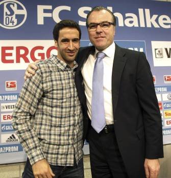 Raúl, ayer junto a Clemens Tönnies durante la despedida. (Foto: R. WEIHRAUCH)
