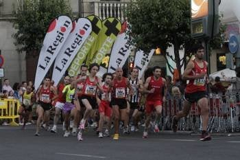 Un grupo de atletas, en la popular del barrio de A Ponte del año 2011. (Foto: MIGUEL ÁNGEL)