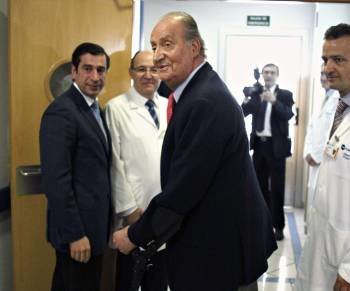 El rey Juan Carlos momentos antes de abandonar el hospital el pasado viernes. (Foto: PACO CAMPOS)