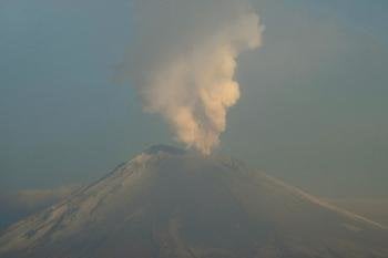 Una columna de vapor surge del volcán Popocatépetl, en Puebla (México).EFE