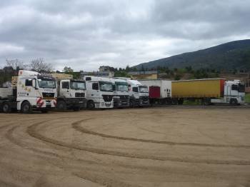 Varios trailers estacionados en el parking de la Avenida del Bierzo, en O Barco. (Foto: J.C.)