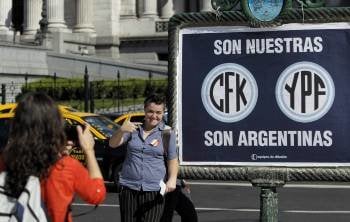 Cartel de apoyo a la expropiación de YPF instalado ante el Congreso Nacional en Buenos Aires. (Foto: LEO LAVALLE)