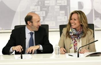  El secretario general del PSOE, Alfredo Pérez Rubalcaba, y la secretaria de política social, Trinidad Jiménez (Foto: EFE)