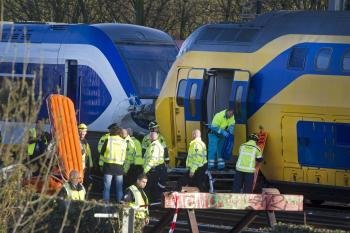 Equipos de rescate asisten a los heridos en el choque de dos trenes entre las estaciones de Amsterdam-Sloterdijk y Amsterdam-Centraal (Foto: EFE)