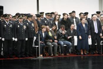 Familiares de los agentes fallecidos durante el acto de ayer en A Coruña. (Foto: CABALAR)